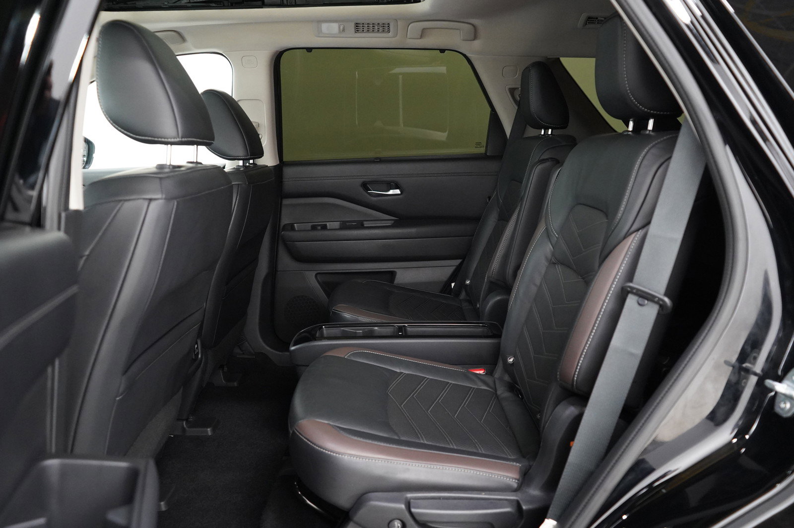 Used 2022 Nissan Pathfinder Platinum w/ Cargo Package image 15