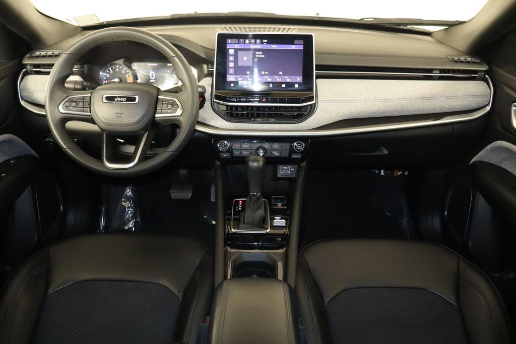 Used 2024 Jeep Compass Latitude image 14