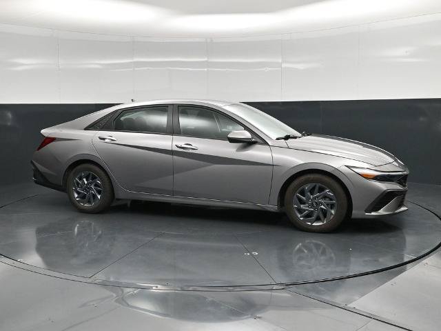 Used 2024 Hyundai Elantra SEL FWD image 3