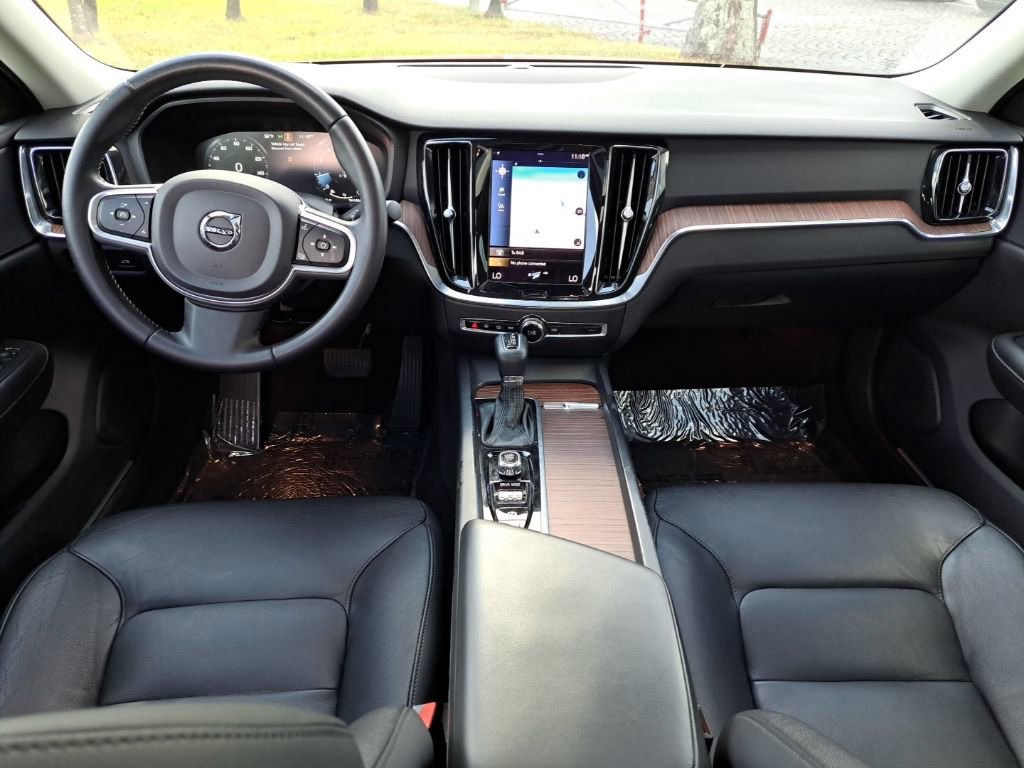 Used 2021 Volvo S60 T5 Momentum w/ Premium Package FWD image 9