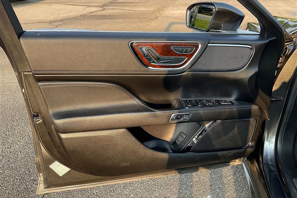 Used 2019 Lincoln Continental Premiere image 23