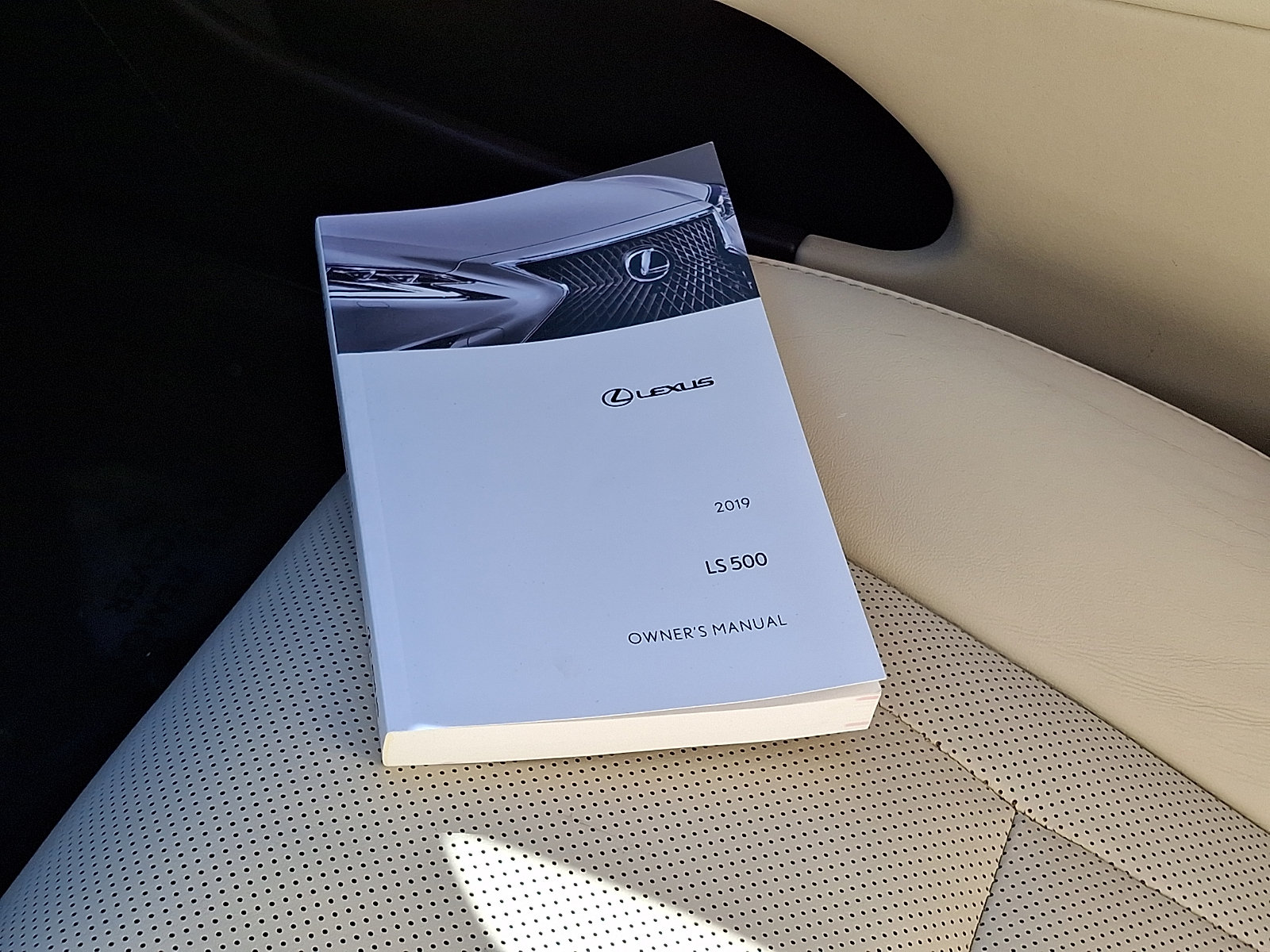 Used 2019 Lexus LS 500 AWD w/ Accessory Package (Z1) image 28