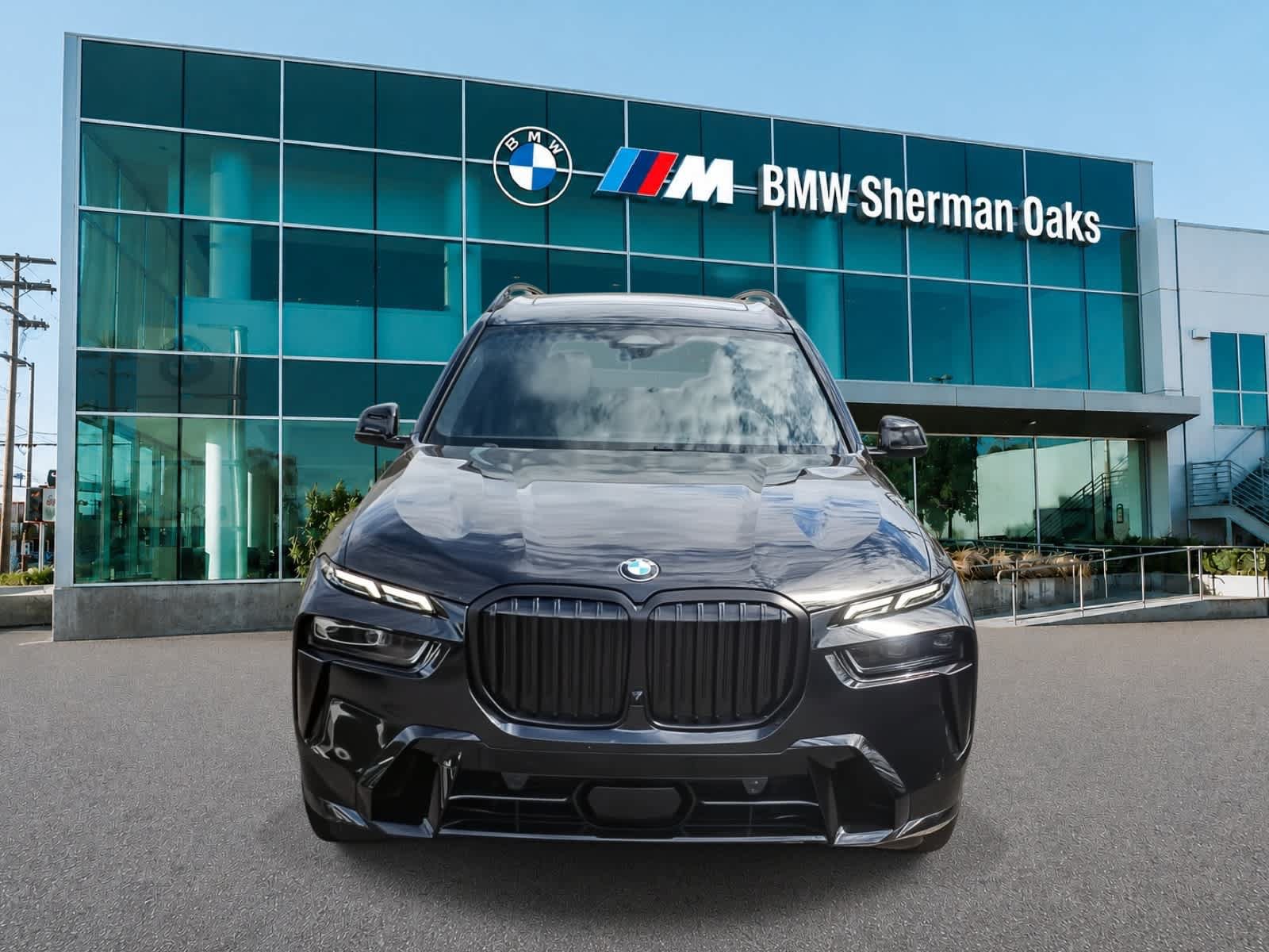 Used 2024 BMW X7 xDrive40i w/ M Sport Package AWD/4WD image 2