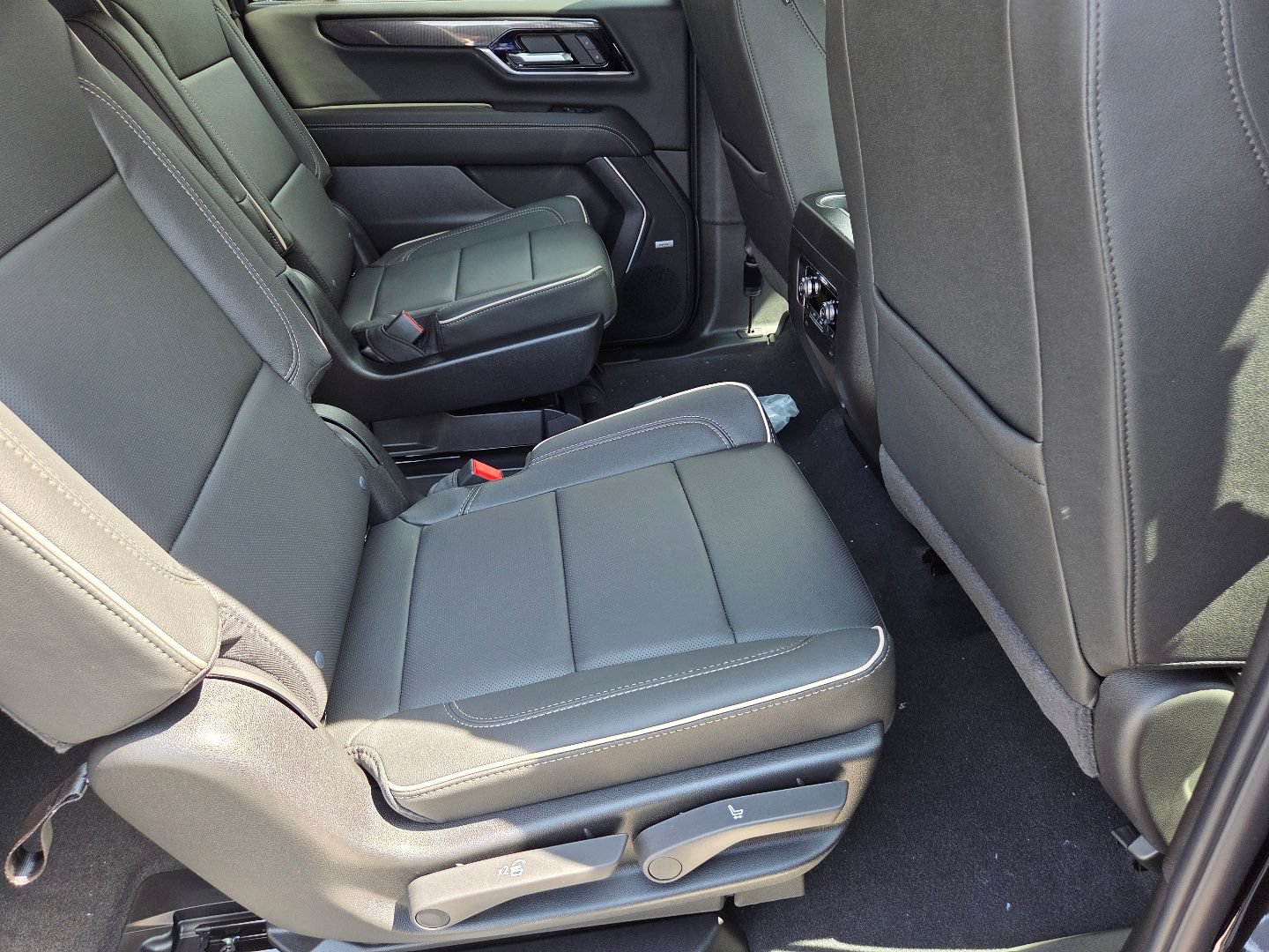 New 2026 GMC Yukon XL Elevation w/ LPO, Elevation Black Package AWD/4WD image 22