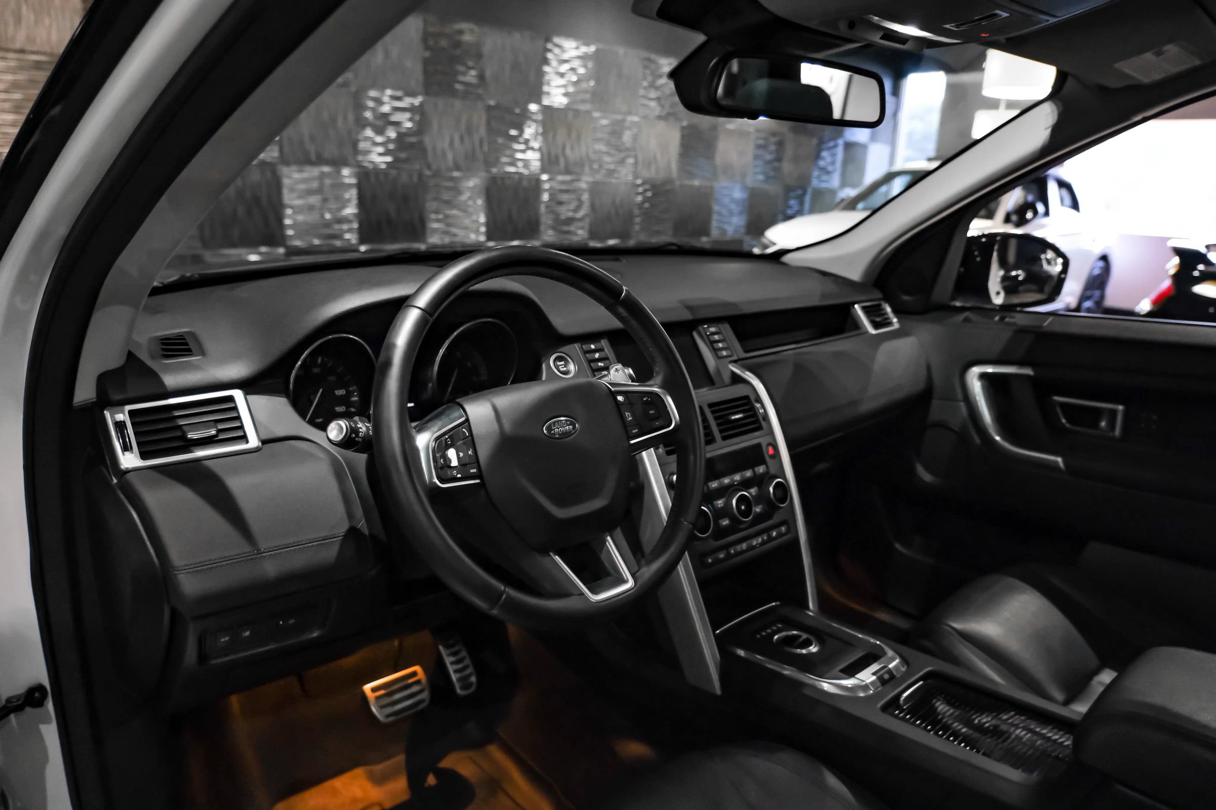 Used 2015 Land Rover Discovery Sport HSE AWD/4WD image 3