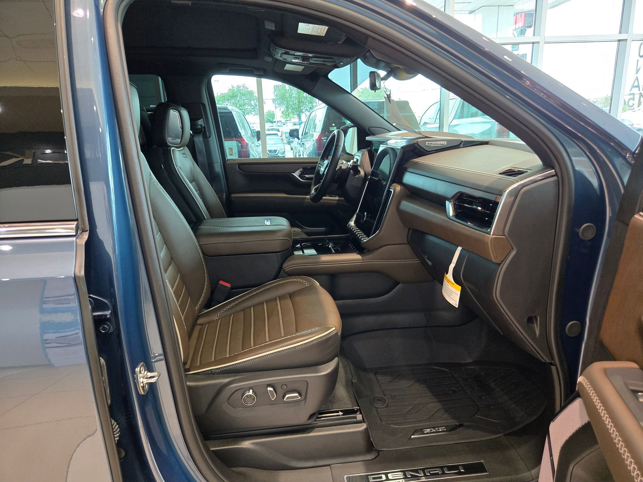 Used 2025 GMC Yukon XL Denali Ultimate w/ LPO, Floor Liner Package AWD/4WD image 24