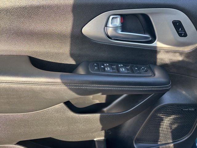 Used 2023 Chrysler Pacifica Limited w/ Uconnect Theater Family Group image 13