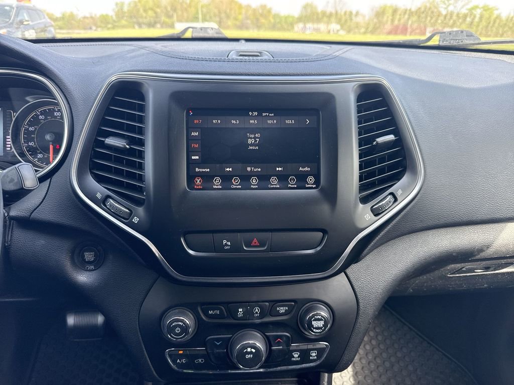 Used 2019 Jeep Cherokee Latitude Plus w/ Cold Weather Group AWD/4WD image 12