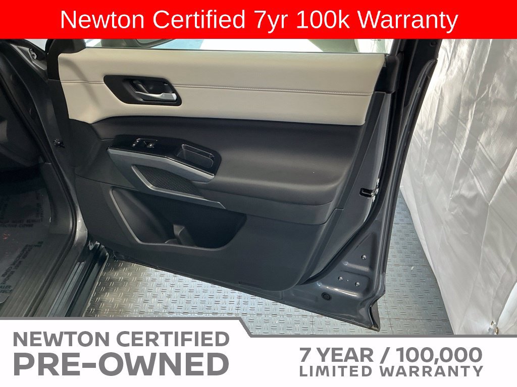 Used 2025 Nissan Pathfinder SL AWD/4WD image 42