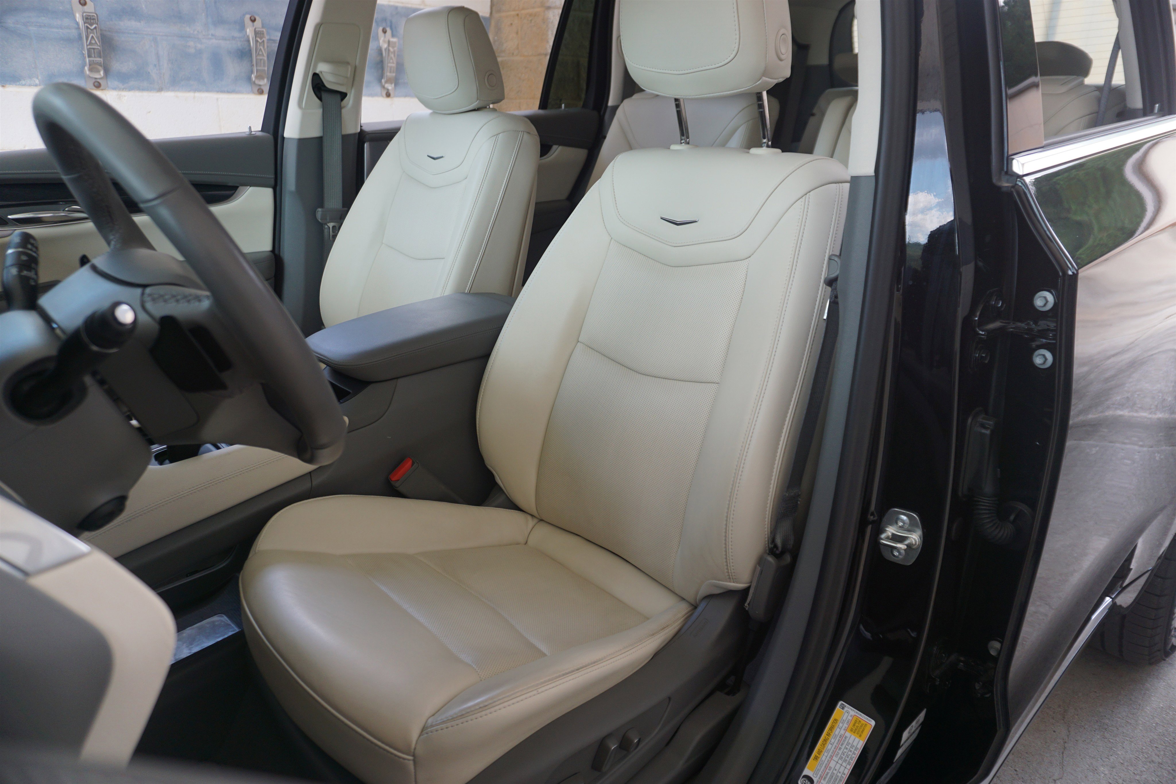 Used 2025 Cadillac XT6 Premium Luxury image 17