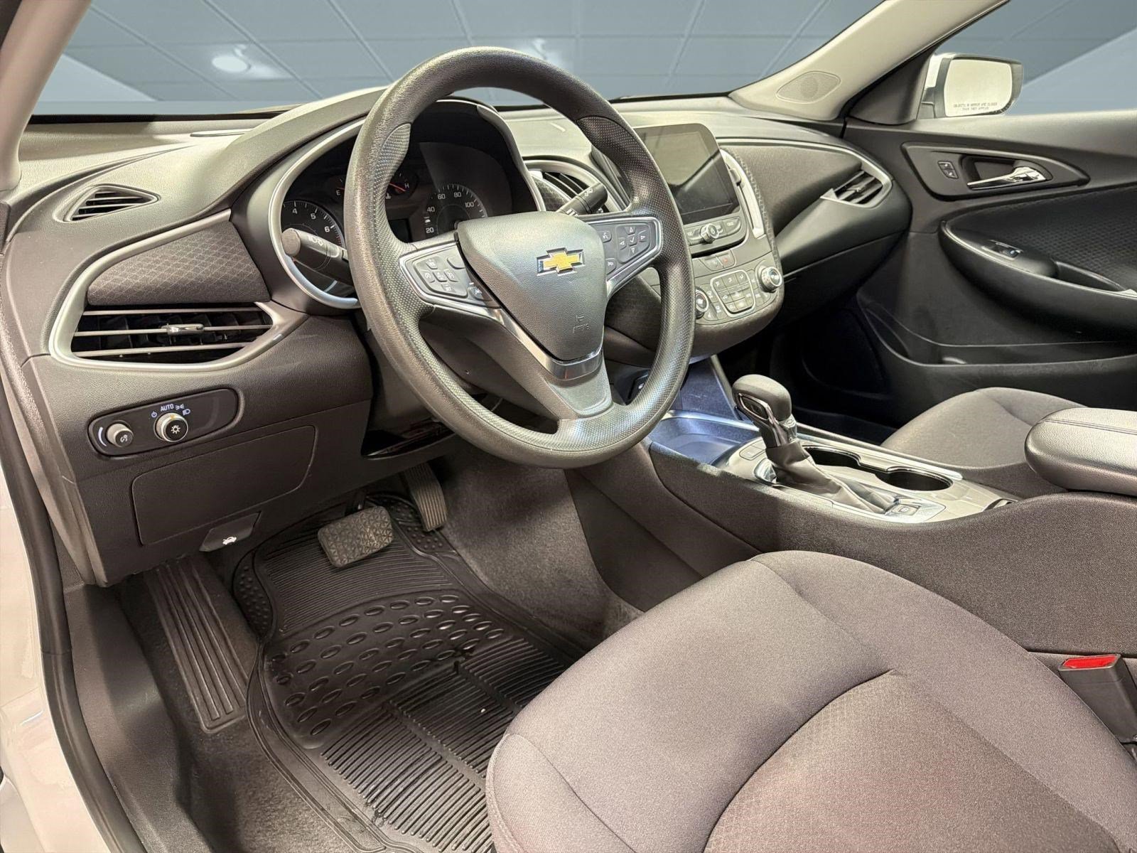 Used 2025 Chevrolet Malibu LT FWD image 4