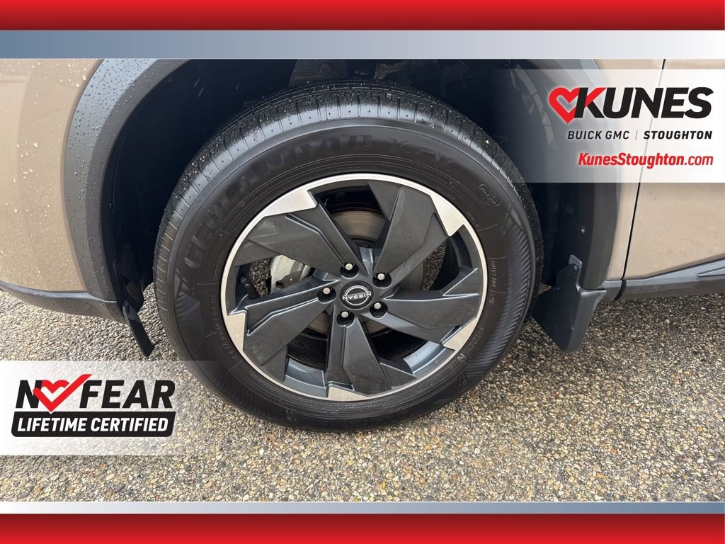Used 2024 Nissan Rogue SV w/ SV Premium Package image 16