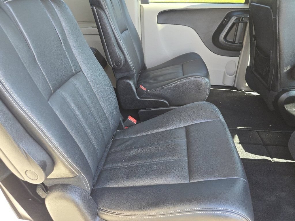 Used 2016 Chrysler Town & Country Touring FWD image 23