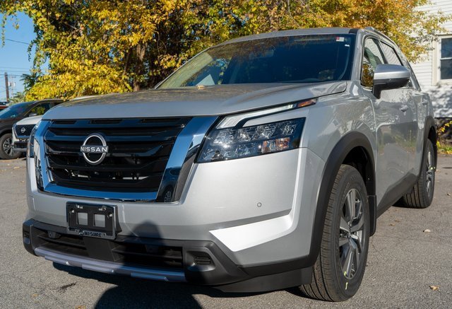 New 2025 Nissan Pathfinder SL image 2