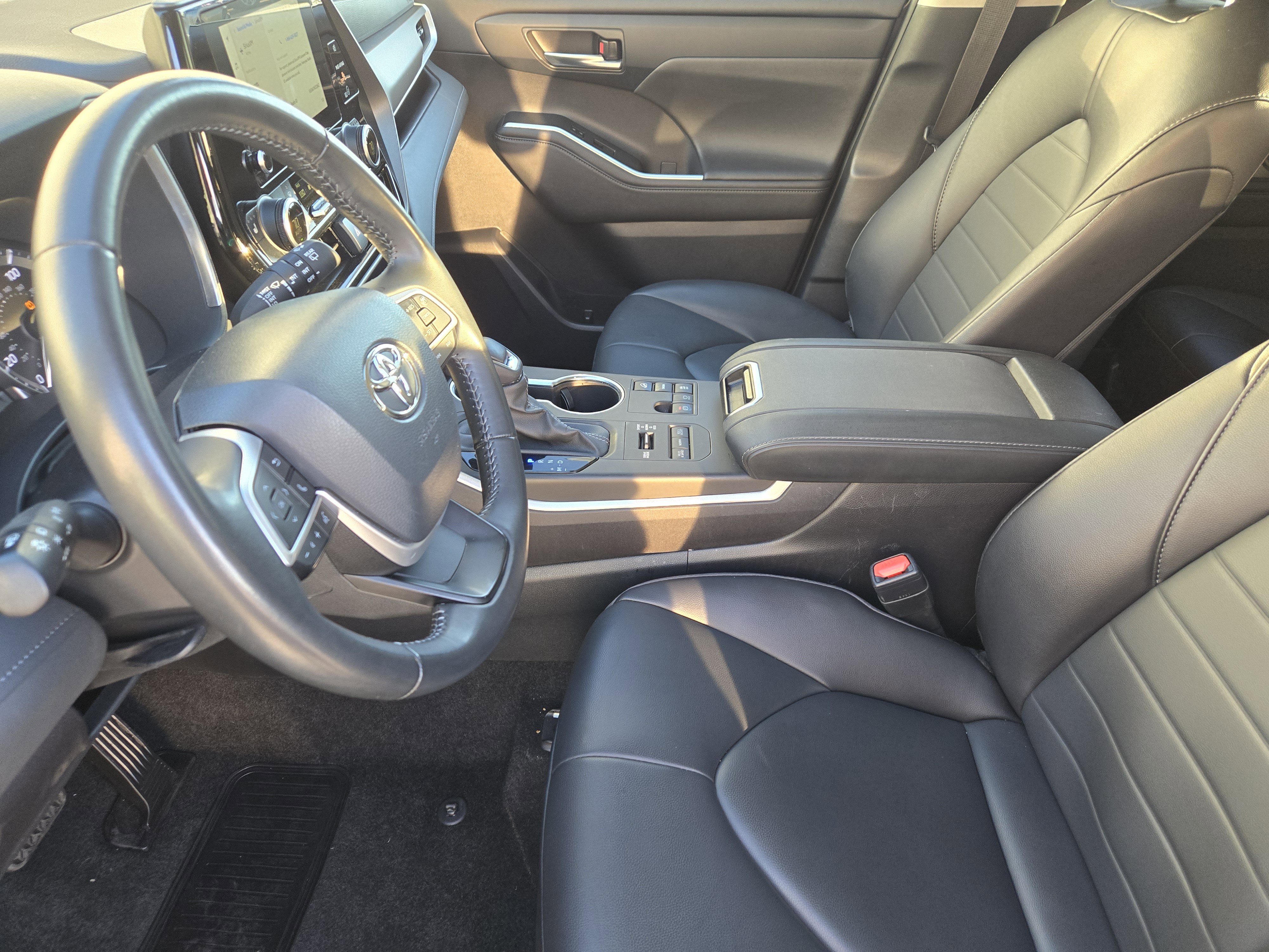 Used 2024 Toyota Highlander XLE image 16