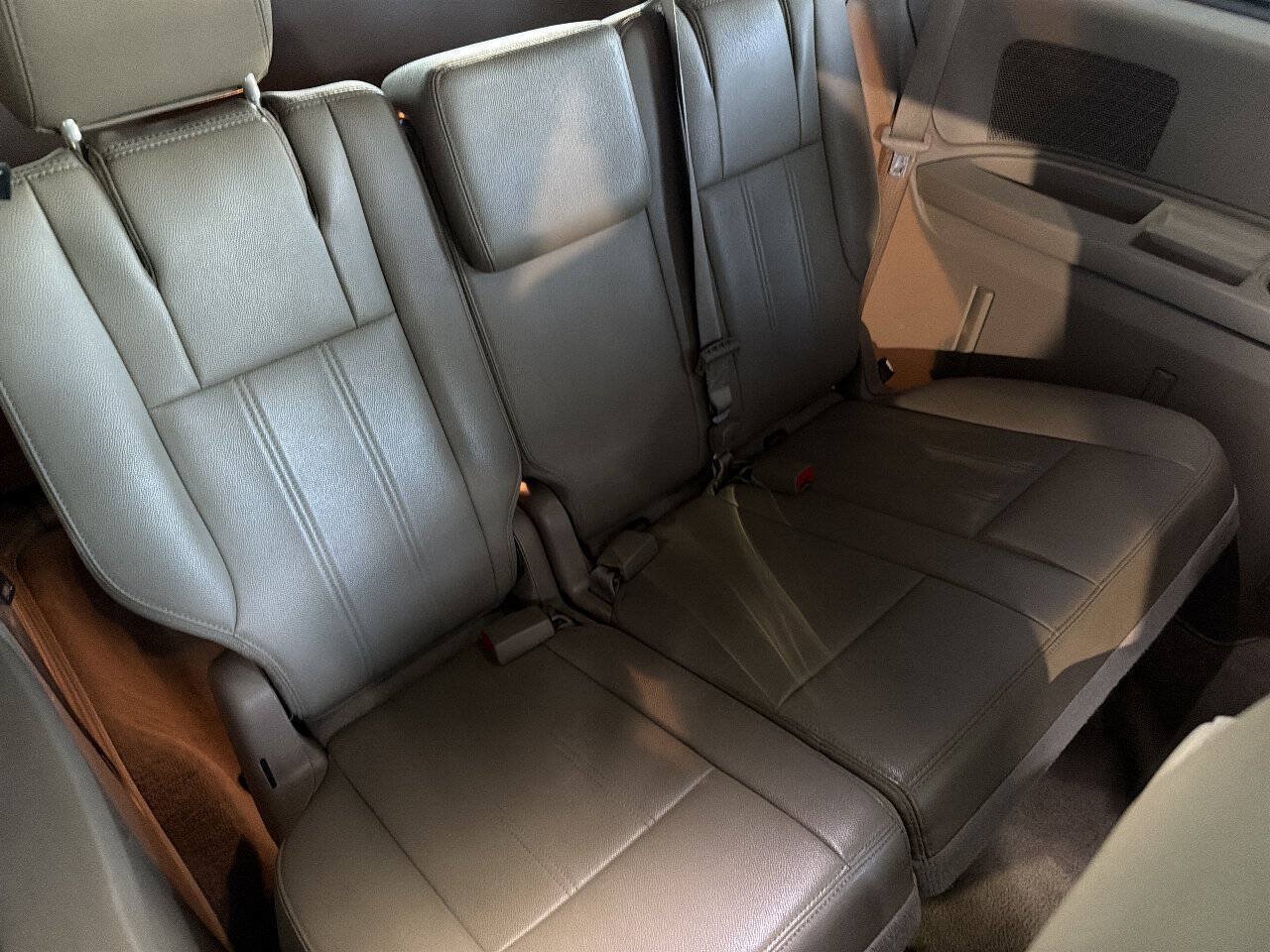 Used 2016 Chrysler Town & Country Touring FWD image 20