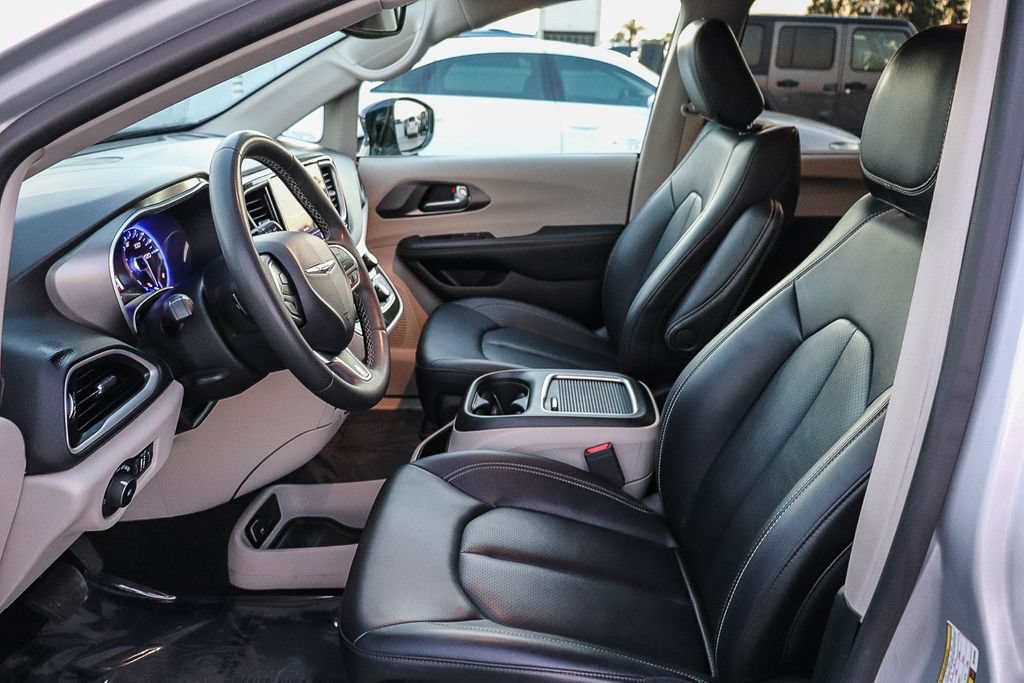 Used 2024 Chrysler Pacifica Touring-L FWD image 19