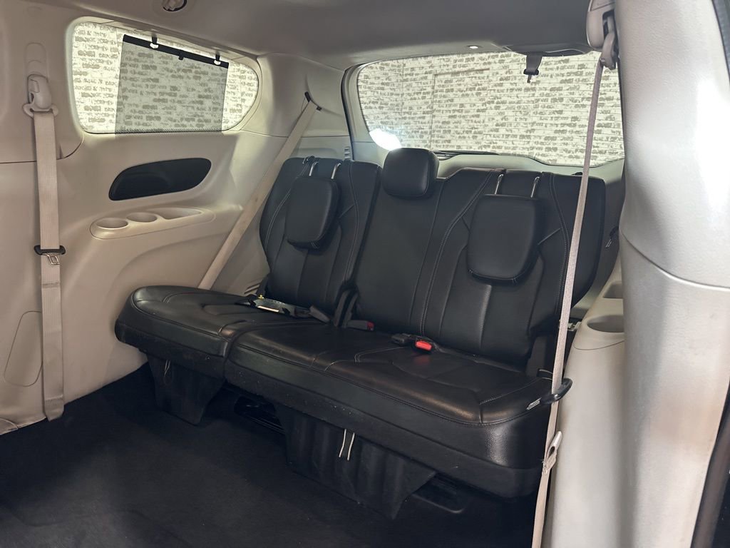 Used 2022 Chrysler Pacifica Touring-L image 16