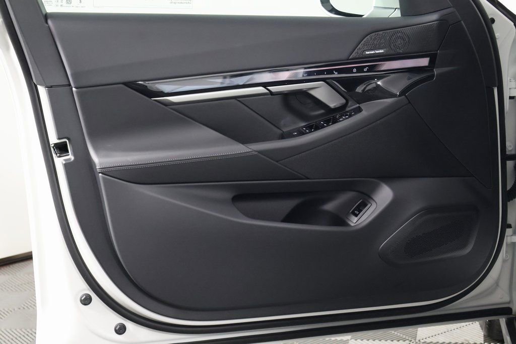 New 2026 BMW i5 eDrive40 w/ Premium Package image 7