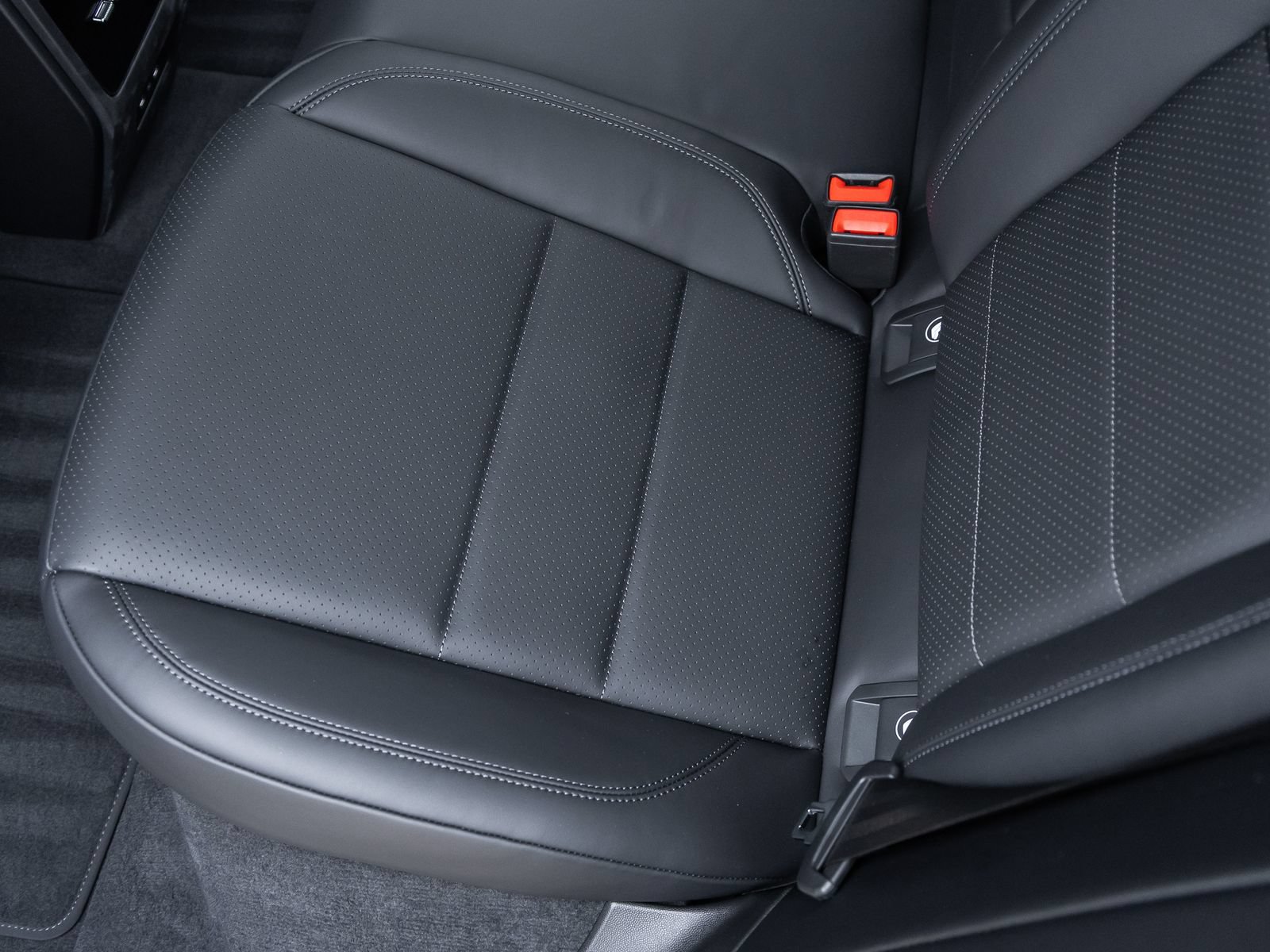 Certified 2025 Porsche Macan Electric RWD image 33