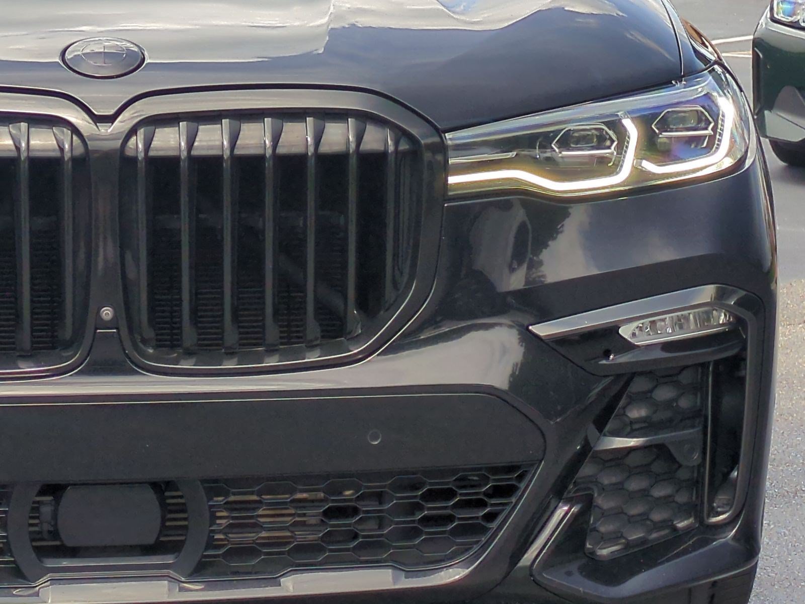 Used 2021 BMW X7 xDrive40i w/ M Sport Package AWD/4WD image 5