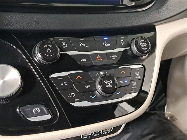 Used 2023 Chrysler Pacifica Touring-L image 28