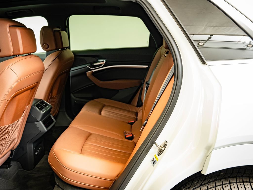 Used 2022 Audi e-tron Premium Plus w/ Premium Plus Package image 44