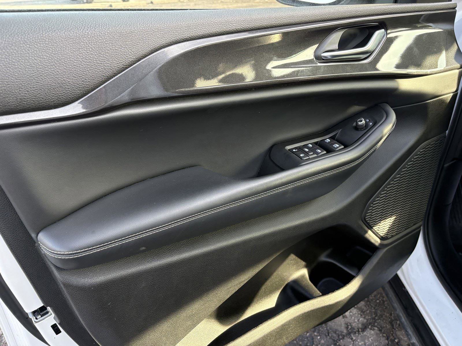 Used 2023 Jeep Grand Cherokee Laredo w/ Luxury Tech Group I image 13