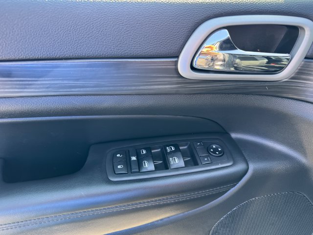 Used 2019 Jeep Grand Cherokee Laredo w/ Laredo X Package RWD image 15