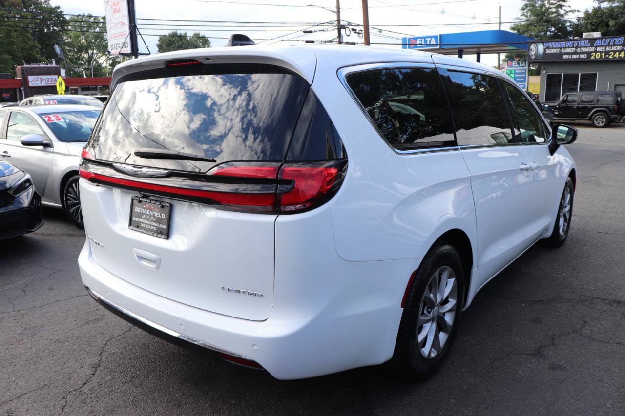 Used 2026 Chrysler Pacifica Limited FWD image 5