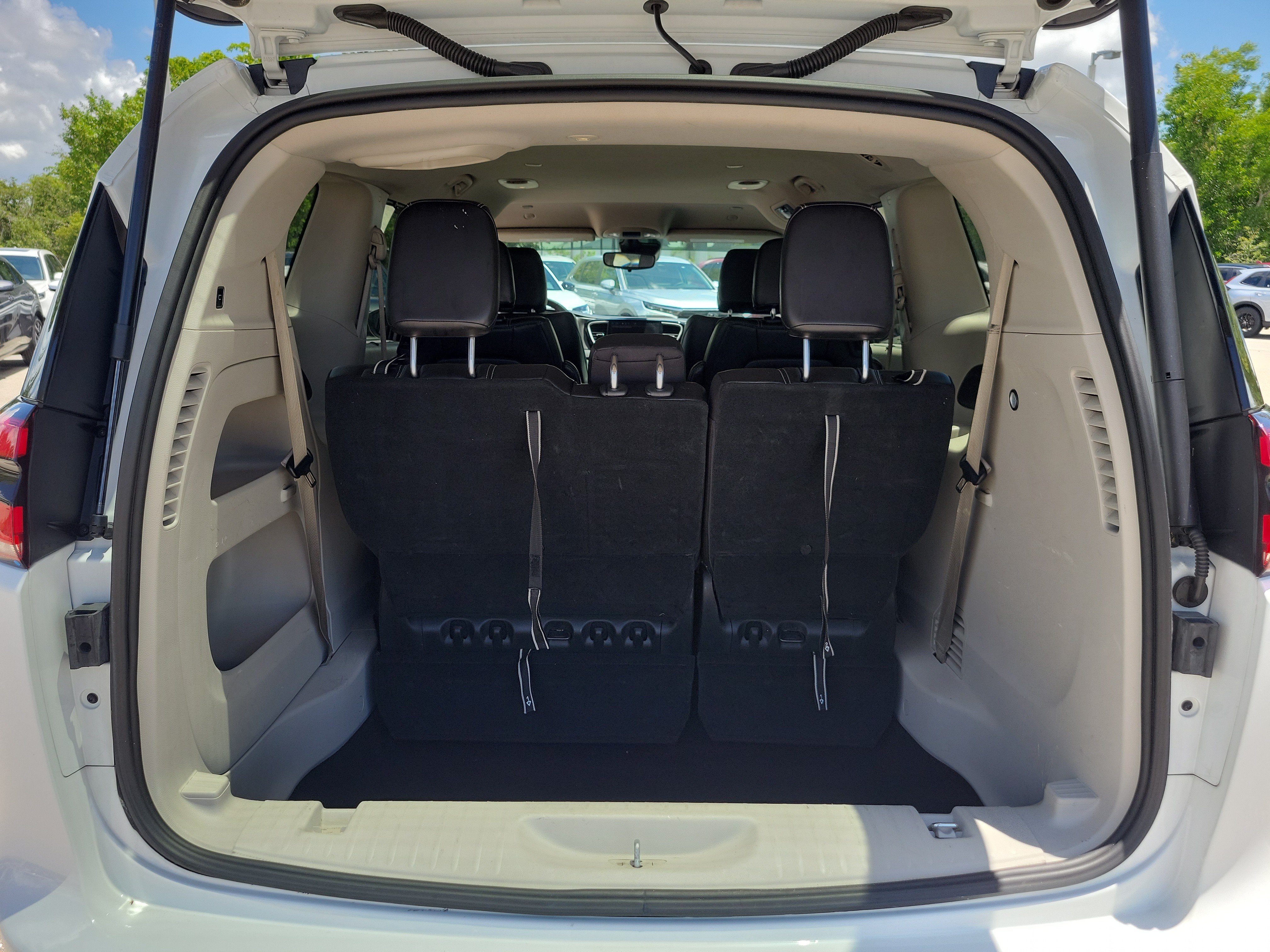 Used 2023 Chrysler Pacifica Touring-L FWD image 10