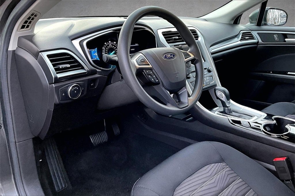 Used 2016 Ford Fusion SE image 16
