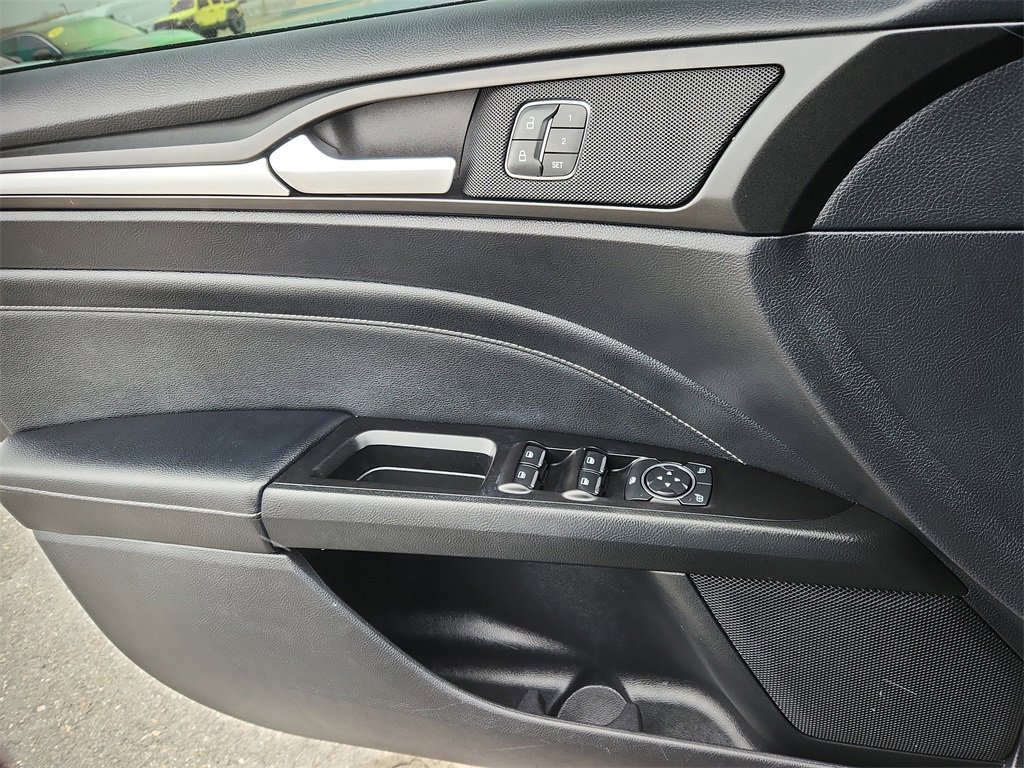 Used 2019 Ford Fusion Titanium image 9