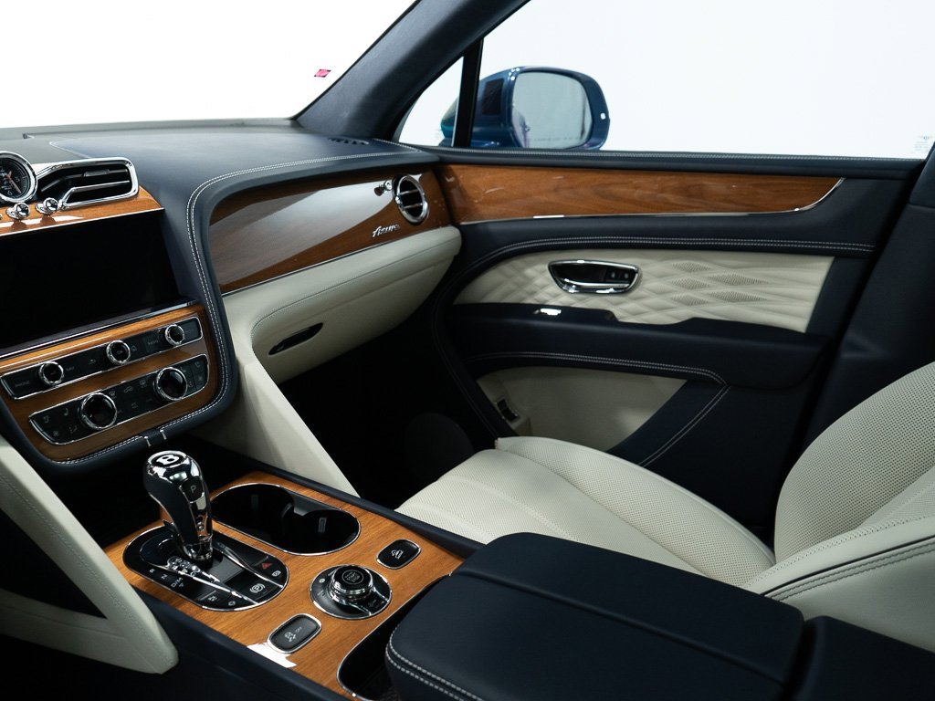 Used 2025 Bentley Bentayga image 30