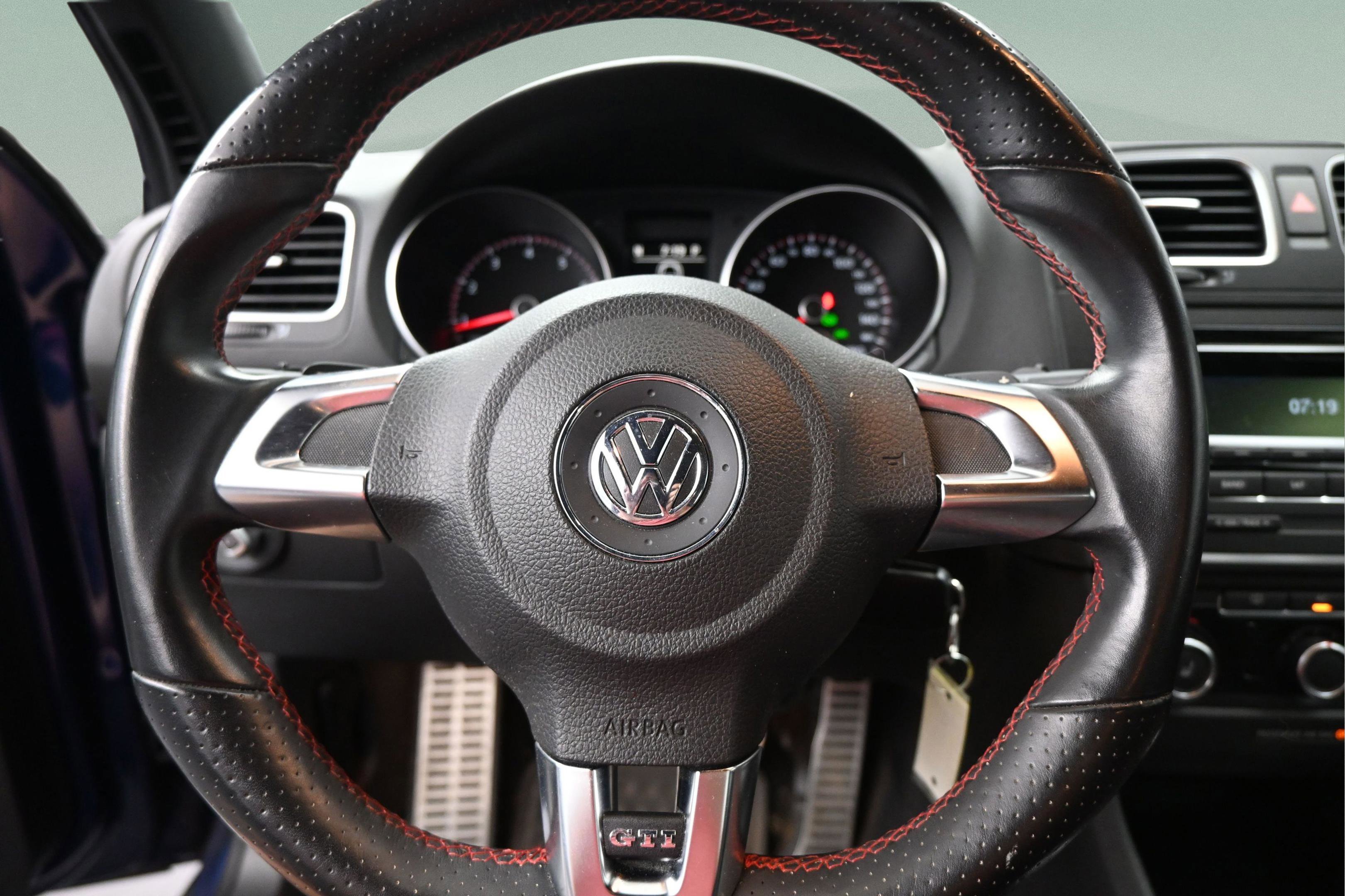 Used 2012 Volkswagen Golf 2-Door FWD image 26