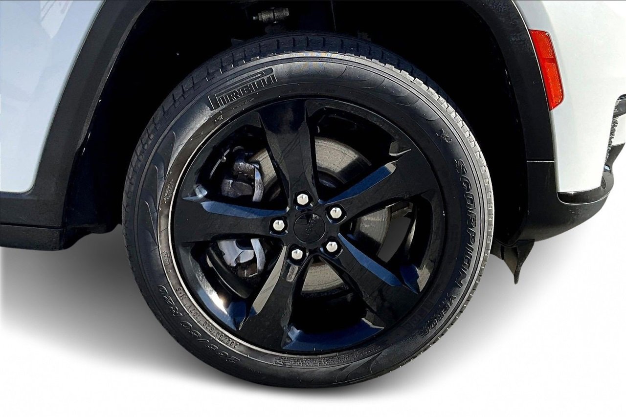 Used 2023 Jeep Grand Cherokee L Limited w/ Black Appearance Package image 34