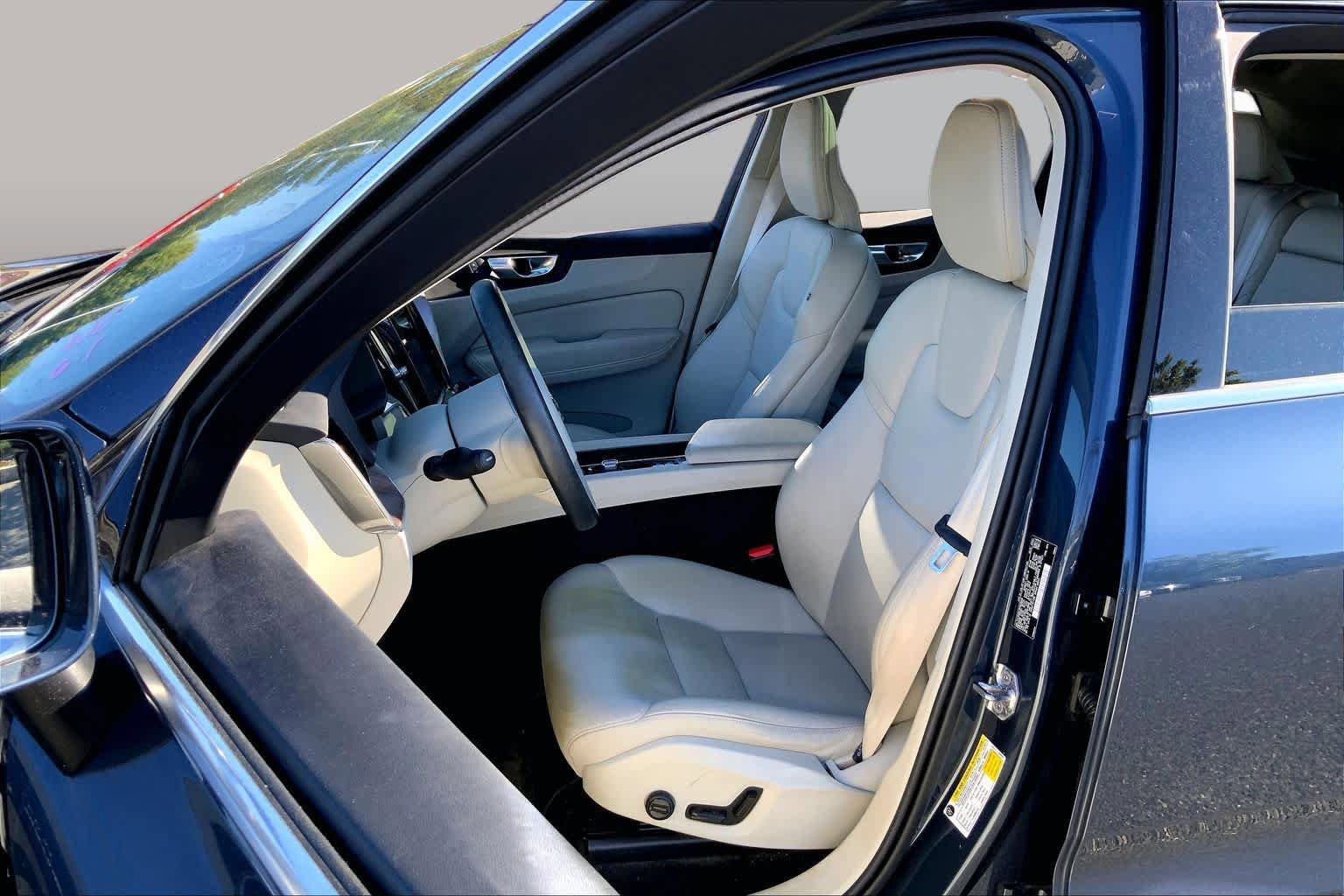 Used 2021 Volvo XC60 T5 Momentum w/ Premium Package AWD/4WD image 8