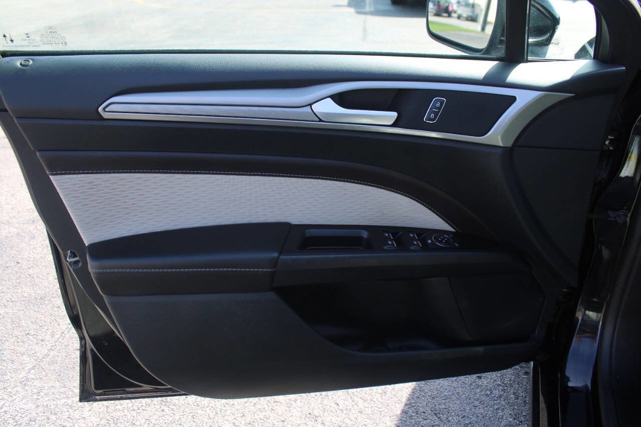 Used 2020 Ford Fusion SE w/ Equipment Group 151A image 17