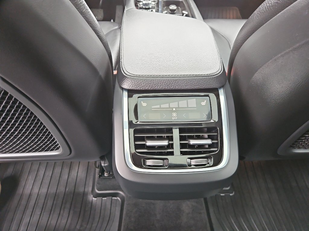 Used 2017 Volvo XC90 T6 Momentum w/ Vision Package AWD/4WD image 16