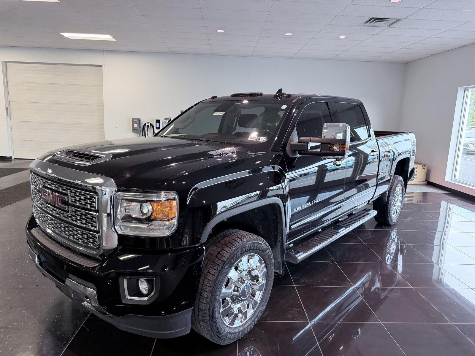 Used 2018 GMC Sierra 2500 Denali w/ Duramax Plus Package AWD/4WD image 2