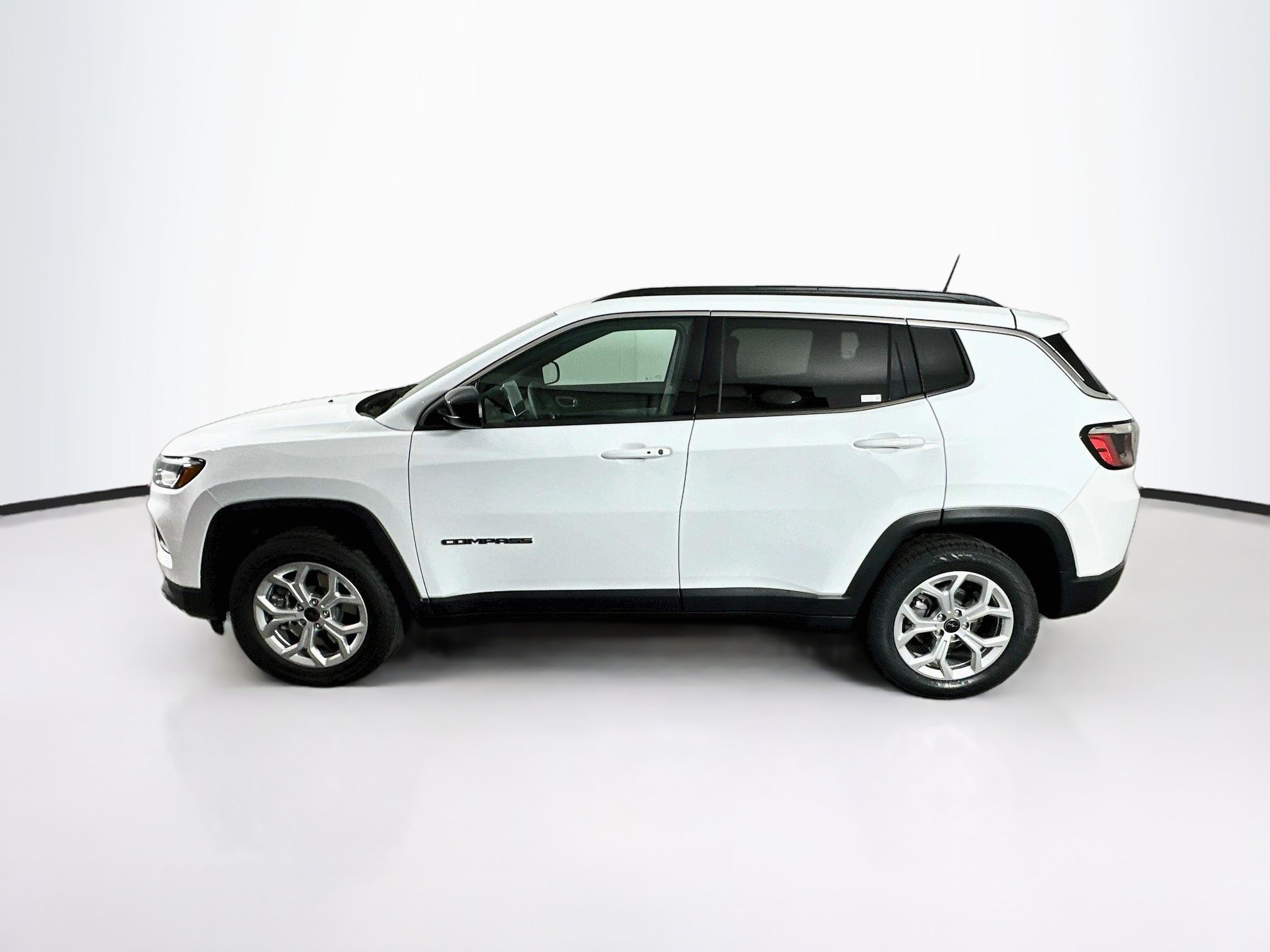 Used 2025 Jeep Compass Latitude w/ Sun & Sound Group AWD/4WD image 4