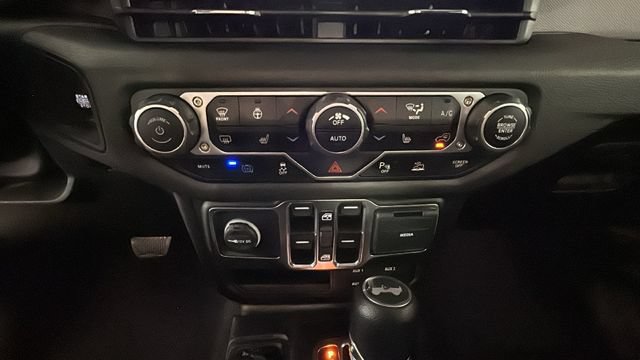 Used 2024 Jeep Wrangler Unlimited w/ Convenience Group AWD/4WD image 21