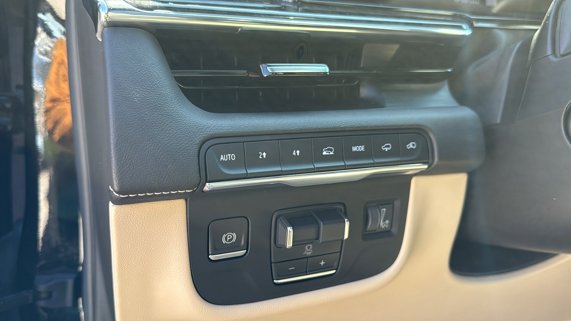 Certified 2022 Cadillac Escalade Premium Luxury w/ Performance Package image 13