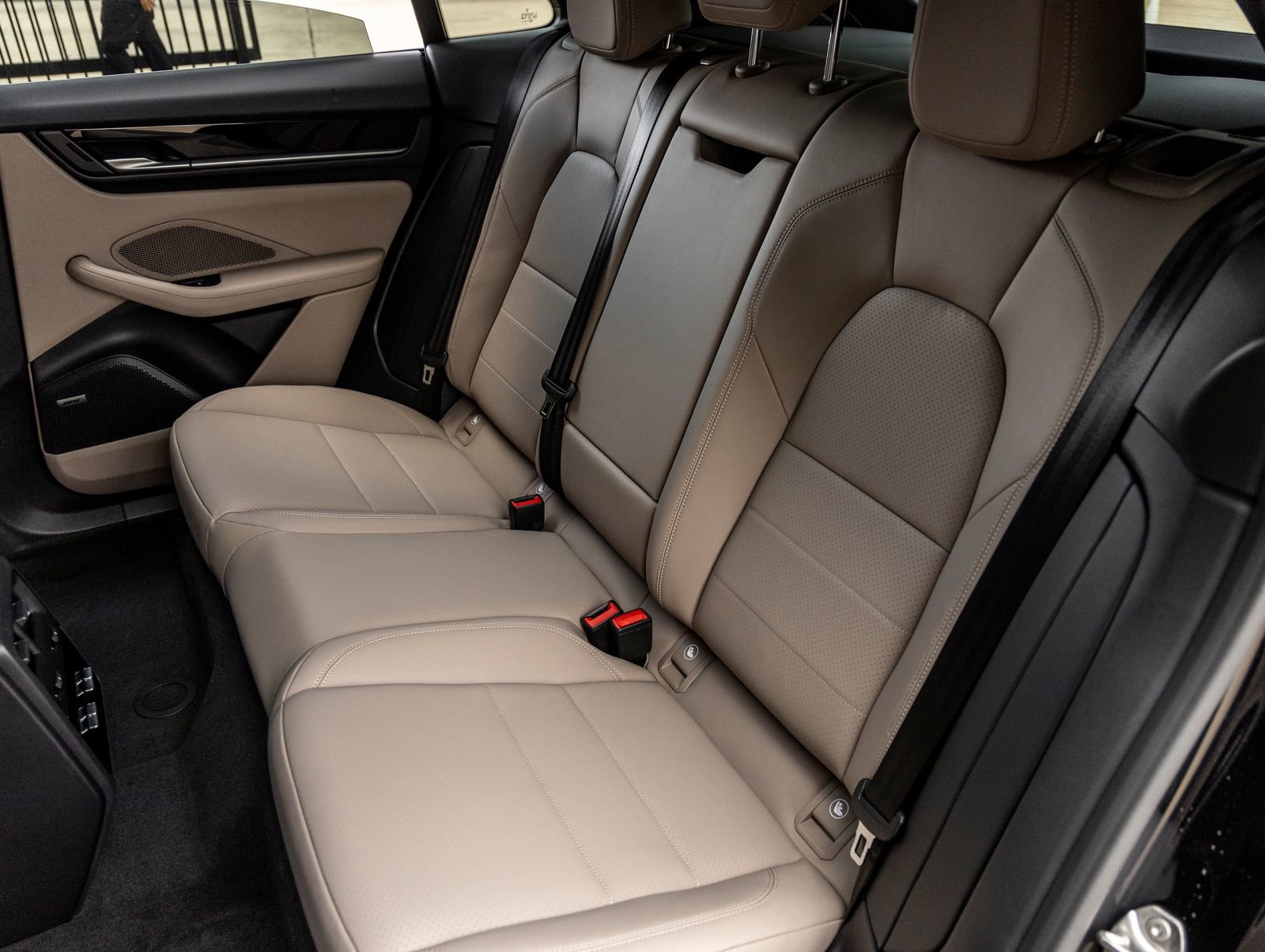 Certified 2025 Porsche Macan 4 Electric image 32