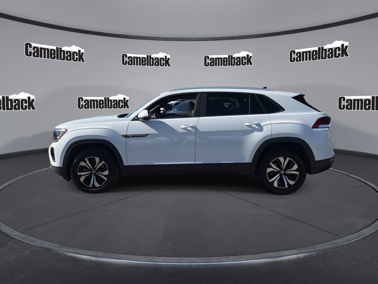 Used 2024 Volkswagen Atlas Cross Sport SE FWD image 4
