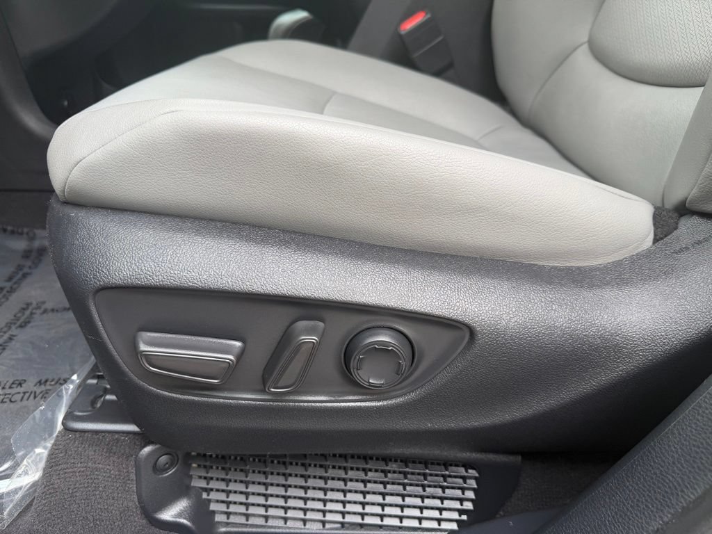 Used 2025 Toyota Sienna XLE FWD image 17