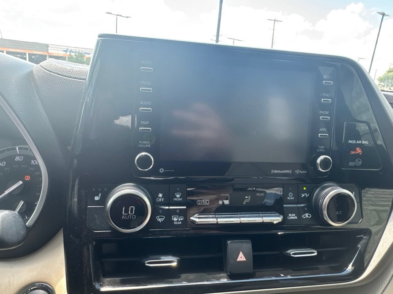 Used 2022 Toyota Highlander XLE FWD image 14
