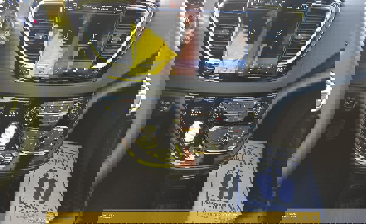 Used 2025 Chrysler Pacifica Select image 17