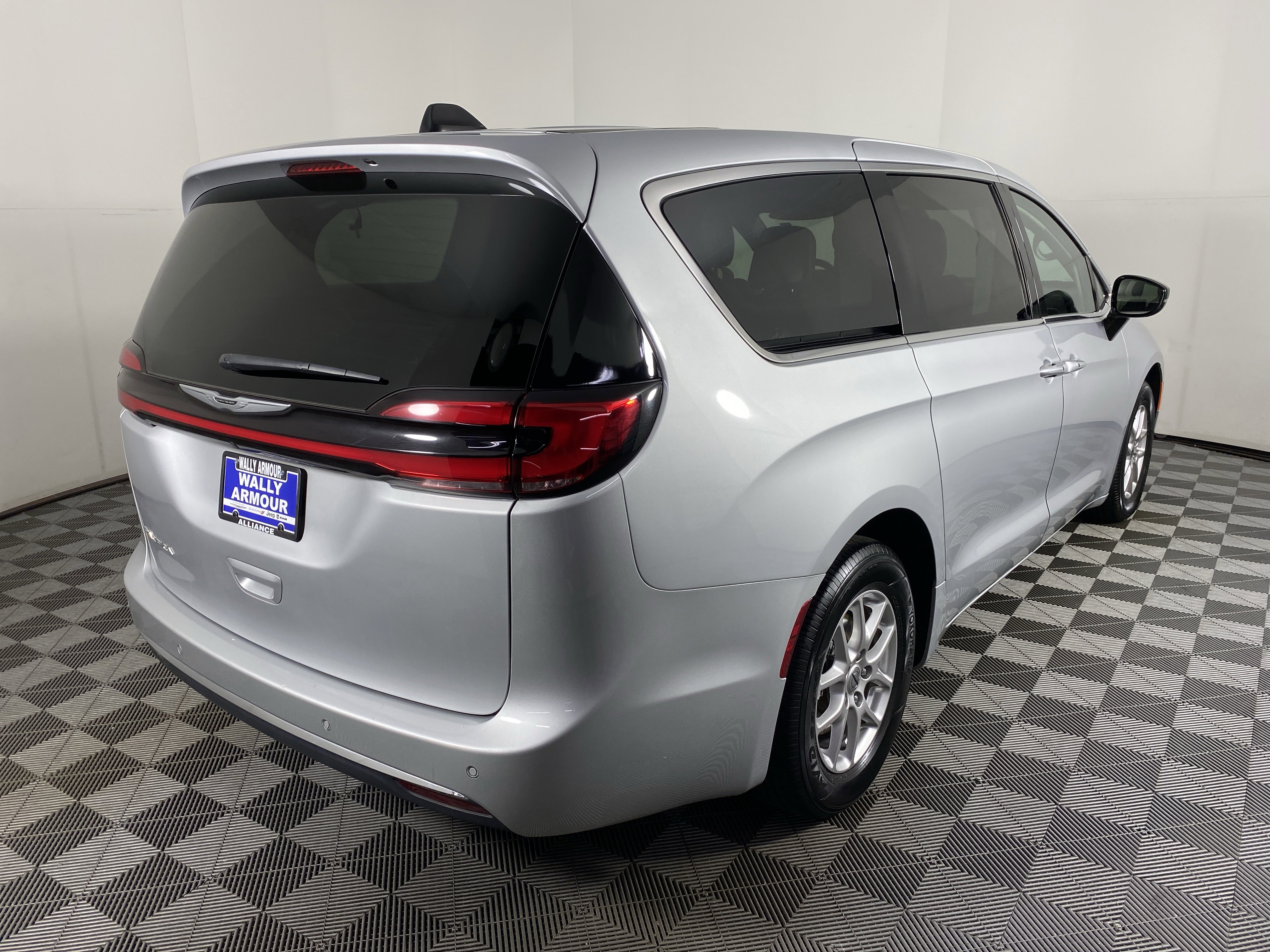 Used 2024 Chrysler Pacifica Touring-L image 7