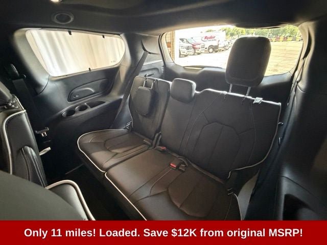 Used 2025 Chrysler Pacifica Limited FWD image 18